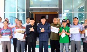 Bupati Musi Banyuasin H M Toha Tohet SH saat menyerahkan bantuan alat pasca panen berupa bak pembekuan getah karet kepada kelompok petani yang tergabung dalam Unit Pengolahan dan Pemasaran Bokar (UPPB), di halaman Kantor Dinas Perkebunan Muba, Rabu (29/10/2025). Bupati Musi Banyuasin H M Toha Tohet SH saat menyerahkan bantuan alat pasca panen berupa bak pembekuan getah karet kepada kelompok petani yang tergabung dalam Unit Pengolahan dan Pemasaran Bokar (UPPB), di halaman Kantor Dinas Perkebunan Muba, Rabu (29/10/2025).