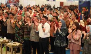 H. Herman Deru membuka Festival Kreatif Sriwijaya Sumatera Selatan sekaligus Launching Wastra Sumsel by Dekranasda, yang digelar di Dining Hall Jakabaring Sport City (JSC) Palembang, Kamis (9/10/2025).