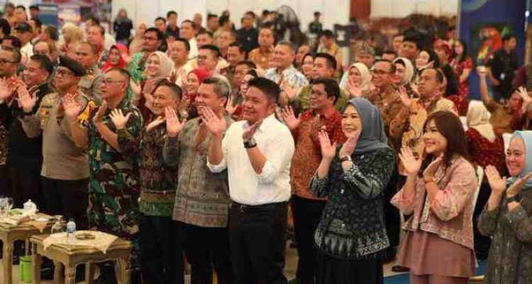 H. Herman Deru membuka Festival Kreatif Sriwijaya Sumatera Selatan sekaligus Launching Wastra Sumsel by Dekranasda, yang digelar di Dining Hall Jakabaring Sport City (JSC) Palembang, Kamis (9/10/2025).