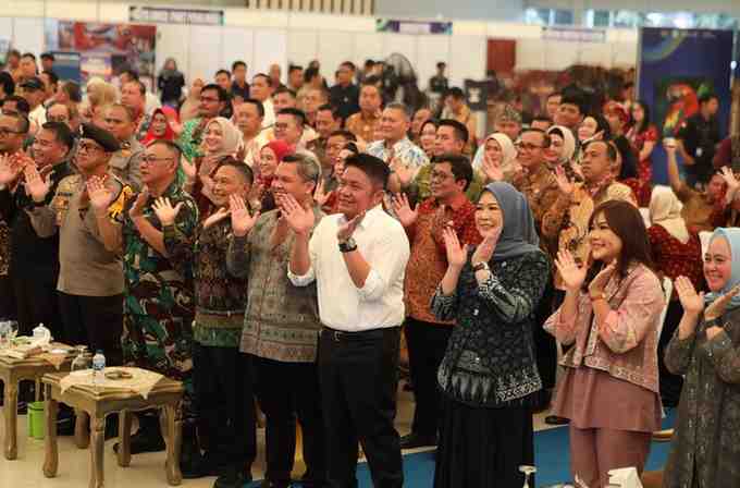 H. Herman Deru membuka Festival Kreatif Sriwijaya Sumatera Selatan sekaligus Launching Wastra Sumsel by Dekranasda, yang digelar di Dining Hall Jakabaring Sport City (JSC) Palembang, Kamis (9/10/2025).