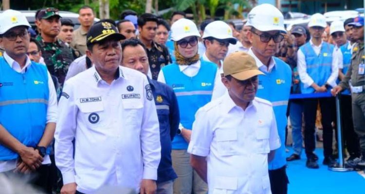 Bupati Muba, M. Toha, bersama jajaran Forkopimda, menyambut kunjungan kerja Menteri Energi dan Sumber Daya Mineral (ESDM) Republik Indonesia, Bahlil Lahadalia, bersama Gubernur Sumatera Selatan (Sumsel), Herman Deru, di Kecamatan Keluang, pada hari Kamis, tanggal 16 Oktober 2025. (MUSINEWS.ID/TRI)