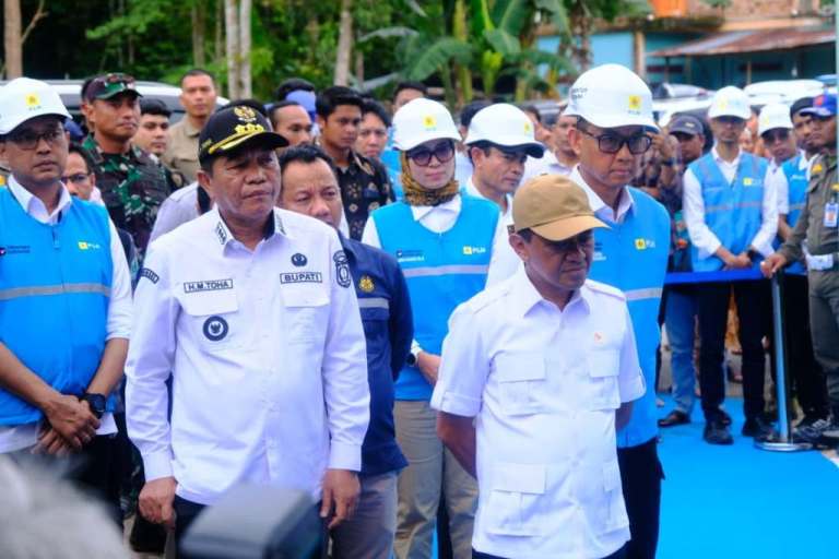 Bupati Muba, M. Toha, bersama jajaran Forkopimda, menyambut kunjungan kerja Menteri Energi dan Sumber Daya Mineral (ESDM) Republik Indonesia, Bahlil Lahadalia, bersama Gubernur Sumatera Selatan (Sumsel), Herman Deru, di Kecamatan Keluang, pada hari Kamis, tanggal 16 Oktober 2025. (MUSINEWS.ID/TRI) Bupati Muba, M. Toha, bersama jajaran Forkopimda, menyambut kunjungan kerja Menteri Energi dan Sumber Daya Mineral (ESDM) Republik Indonesia, Bahlil Lahadalia, bersama Gubernur Sumatera Selatan (Sumsel), Herman Deru, di Kecamatan Keluang, pada hari Kamis, tanggal 16 Oktober 2025. (MUSINEWS.ID/TRI)