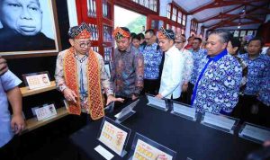 Fadli Zon, secara resmi mengukuhkan dan melantik Pengurus Daerah PPFI Sumatera Selatan Masa Bakti 2024–2029 di Halaman Museum Sultan Mahmud Badaruddin II Palembang (Senin, 20/10/2025).