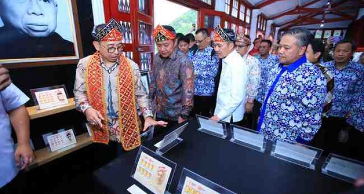 Fadli Zon, secara resmi mengukuhkan dan melantik Pengurus Daerah PPFI Sumatera Selatan Masa Bakti 2024–2029 di Halaman Museum Sultan Mahmud Badaruddin II Palembang (Senin, 20/10/2025).