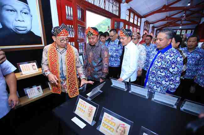 Fadli Zon, secara resmi mengukuhkan dan melantik Pengurus Daerah PPFI Sumatera Selatan Masa Bakti 2024–2029 di Halaman Museum Sultan Mahmud Badaruddin II Palembang (Senin, 20/10/2025).