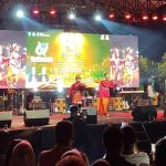 Dua seniman senjang saling melontarkan kata, kadang satir, kadang jenaka, namun sarat makna, di panggung Festival Randik tahun 2025. (MUSINEWS.ID/ARF)