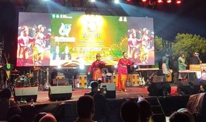 Dua seniman senjang saling melontarkan kata, kadang satir, kadang jenaka, namun sarat makna, di panggung Festival Randik tahun 2025. (MUSINEWS.ID/ARF)
