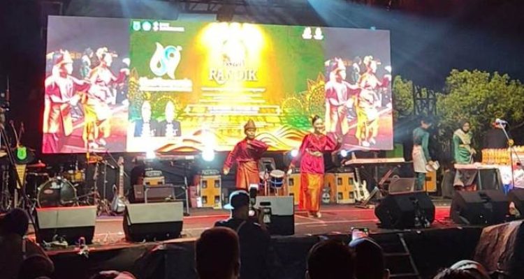 Dua seniman senjang saling melontarkan kata, kadang satir, kadang jenaka, namun sarat makna, di panggung Festival Randik tahun 2025. (MUSINEWS.ID/ARF)