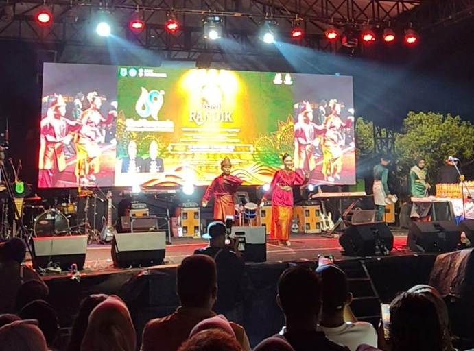 Dua seniman senjang saling melontarkan kata, kadang satir, kadang jenaka, namun sarat makna, di panggung Festival Randik tahun 2025. (MUSINEWS.ID/ARF)