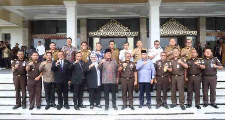 Rapat Koordinasi Capaian Sinergitas Pemerintah Daerah dan Kejaksaan Dalam Pemanfaatan Aset Daerah yang digelar di Griya Agung Palembang, Senin (20/10/2025).