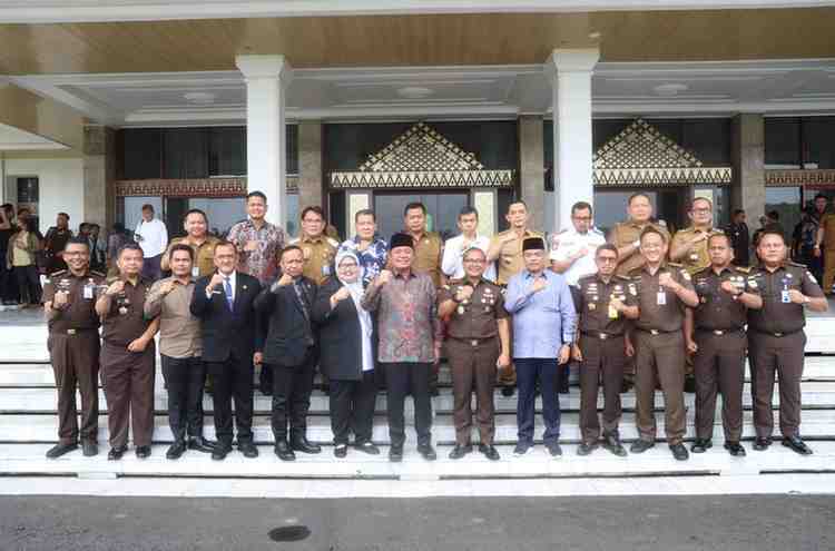 Rapat Koordinasi Capaian Sinergitas Pemerintah Daerah dan Kejaksaan Dalam Pemanfaatan Aset Daerah yang digelar di Griya Agung Palembang, Senin (20/10/2025).