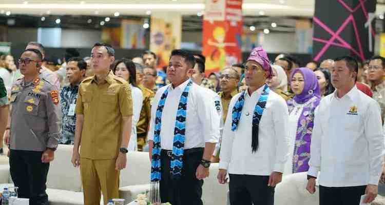 H. Herman Deru membuka secara resmi Rapat Pimpinan Provinsi (Rapimprov) Kamar Dagang dan Industri (KADIN) Sumatera Selatan, yang dirangkaikan dengan peluncuran Gerakan Pangan Murah dan Peresmian Dapur MBG Sumsel, bertempat di Transmart Palembang, Selasa (21/10/2025).