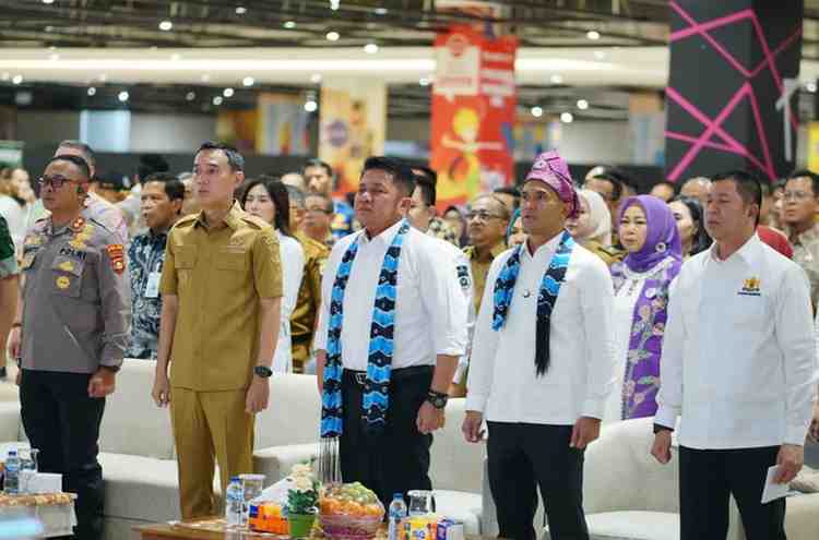 H. Herman Deru membuka secara resmi Rapat Pimpinan Provinsi (Rapimprov) Kamar Dagang dan Industri (KADIN) Sumatera Selatan, yang dirangkaikan dengan peluncuran Gerakan Pangan Murah dan Peresmian Dapur MBG Sumsel, bertempat di Transmart Palembang, Selasa (21/10/2025).