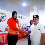 Bupati Kabupaten Muba, M. Toha, bersalaman dengan Indah Apriza, Atlet Angkat Besi yang berhasil mendapatkan medali pada Pekan Olahraga Provinsi Sumatera Selatan tahun 2025. (MUSINEWS.ID/TRI)