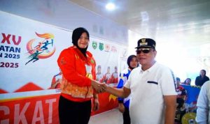 Bupati Kabupaten Muba, M. Toha, bersalaman dengan Indah Apriza, Atlet Angkat Besi yang berhasil mendapatkan medali pada Pekan Olahraga Provinsi Sumatera Selatan tahun 2025. (MUSINEWS.ID/TRI)