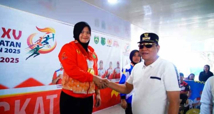 Bupati Kabupaten Muba, M. Toha, bersalaman dengan Indah Apriza, Atlet Angkat Besi yang berhasil mendapatkan medali pada Pekan Olahraga Provinsi Sumatera Selatan tahun 2025. (MUSINEWS.ID/TRI)