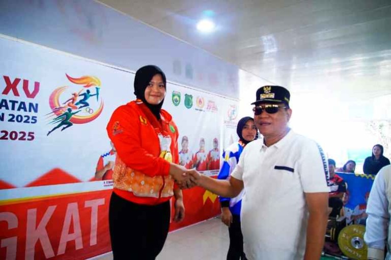 Bupati Kabupaten Muba, M. Toha, bersalaman dengan Indah Apriza, Atlet Angkat Besi yang berhasil mendapatkan medali pada Pekan Olahraga Provinsi Sumatera Selatan tahun 2025. (MUSINEWS.ID/TRI)