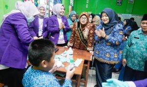 Bunda Literasi sekaligus Ketua TP PKK Kabupaten Muba, Hj. Fatimah, menghadiri acara kegiatan Bakti Sosial Persatuan Dokter Gigi Indonesia (PDGI) Cabang Kabupaten Musi Banyuasin (Muba) yang menghadirkan edukasi sekaligus pemeriksaan gigi gratis, hari Jum'at pagi, tanggal 17 Oktober 2025. (MUSINEWS.ID/TRI)