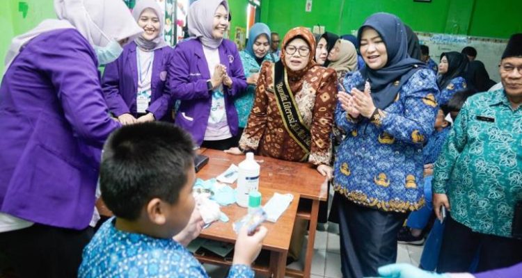 Bunda Literasi sekaligus Ketua TP PKK Kabupaten Muba, Hj. Fatimah, menghadiri acara kegiatan Bakti Sosial Persatuan Dokter Gigi Indonesia (PDGI) Cabang Kabupaten Musi Banyuasin (Muba) yang menghadirkan edukasi sekaligus pemeriksaan gigi gratis, hari Jum'at pagi, tanggal 17 Oktober 2025. (MUSINEWS.ID/TRI)
