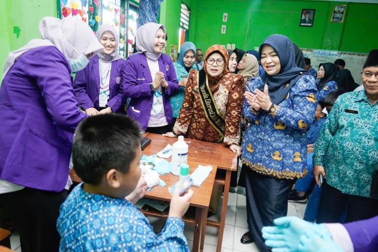 Bunda Literasi sekaligus Ketua TP PKK Kabupaten Muba, Hj. Fatimah, menghadiri acara kegiatan Bakti Sosial Persatuan Dokter Gigi Indonesia (PDGI) Cabang Kabupaten Musi Banyuasin (Muba) yang menghadirkan edukasi sekaligus pemeriksaan gigi gratis, hari Jum'at pagi, tanggal 17 Oktober 2025. (MUSINEWS.ID/TRI)