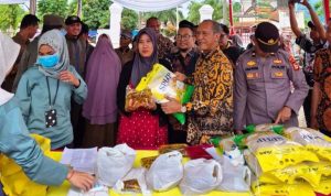 Staf Ahli Bupati Muba Bidang Pembangunan, Thabrani Rizki, menghadiri kegiatan Gerakan Pangan Murah di Kantor Desa Tegal Mulyo, Kecamatan Keluang, pada hari Kamis, tanggal 23 Oktober 2025. (MUSINEWS.ID/TRI)
