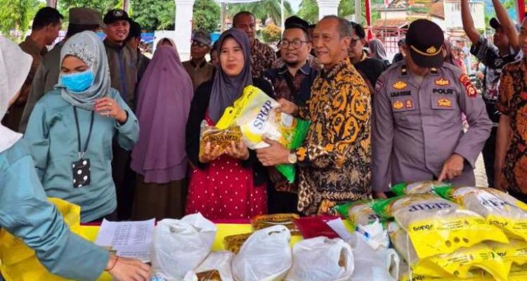 Staf Ahli Bupati Muba Bidang Pembangunan, Thabrani Rizki, menghadiri kegiatan Gerakan Pangan Murah di Kantor Desa Tegal Mulyo, Kecamatan Keluang, pada hari Kamis, tanggal 23 Oktober 2025. (MUSINEWS.ID/TRI)
