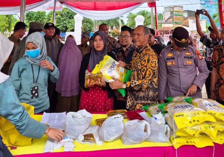 Staf Ahli Bupati Muba Bidang Pembangunan, Thabrani Rizki, menghadiri kegiatan Gerakan Pangan Murah di Kantor Desa Tegal Mulyo, Kecamatan Keluang, pada hari Kamis, tanggal 23 Oktober 2025. (MUSINEWS.ID/TRI)