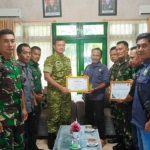 Dewan Pimpinan Pusat (DPP) Pro Jurnalismedia Siber (PJS) memberikan apresiasi dan penghargaan kepada Komando Distrik Militer (Kodim) 0403/OKU. (foto : DPC PJS OKU)