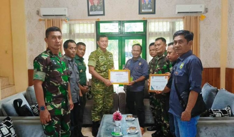 Dewan Pimpinan Pusat (DPP) Pro Jurnalismedia Siber (PJS) memberikan apresiasi dan penghargaan kepada Komando Distrik Militer (Kodim) 0403/OKU. (foto : DPC PJS OKU)
