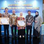 Direktur RS Bunda, dr. Hj. Halipah, menerima penghargaan SEVA PARAMAHITA AWARD Tahun 2025 Tingkat Nasional yang digelar oleh BPJS Kesehatan di Jakarta, pada hari Kamis, tanggal 9 Oktober 2025. (foto : dokumen tim Humas RS Bunda)