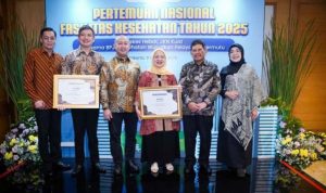 Direktur RS Bunda, dr. Hj. Halipah, menerima penghargaan SEVA PARAMAHITA AWARD Tahun 2025 Tingkat Nasional yang digelar oleh BPJS Kesehatan di Jakarta, pada hari Kamis, tanggal 9 Oktober 2025. (foto : dokumen tim Humas RS Bunda)