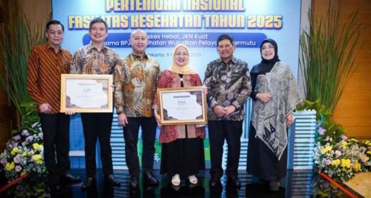 Direktur RS Bunda, dr. Hj. Halipah, menerima penghargaan SEVA PARAMAHITA AWARD Tahun 2025 Tingkat Nasional yang digelar oleh BPJS Kesehatan di Jakarta, pada hari Kamis, tanggal 9 Oktober 2025. (foto : dokumen tim Humas RS Bunda)
