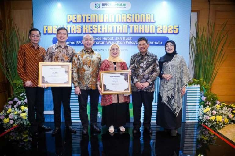 Direktur RS Bunda, dr. Hj. Halipah, menerima penghargaan SEVA PARAMAHITA AWARD Tahun 2025 Tingkat Nasional yang digelar oleh BPJS Kesehatan di Jakarta, pada hari Kamis, tanggal 9 Oktober 2025. (foto : dokumen tim Humas RS Bunda)