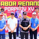 Bupati Kabupaten Muba, M. Toha, foto bersama dengan atlet renang di Porprov Sumsel Tahun 2025, hari Minggu, tanggal 19 Oktober 2025. (MUSINEWS.ID/TRI)