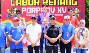 Bupati Kabupaten Muba, M. Toha, foto bersama dengan atlet renang di Porprov Sumsel Tahun 2025, hari Minggu, tanggal 19 Oktober 2025. (MUSINEWS.ID/TRI)