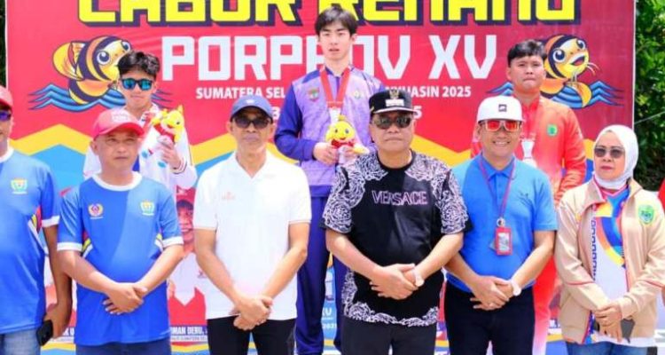 Bupati Kabupaten Muba, M. Toha, foto bersama dengan atlet renang di Porprov Sumsel Tahun 2025, hari Minggu, tanggal 19 Oktober 2025. (MUSINEWS.ID/TRI)