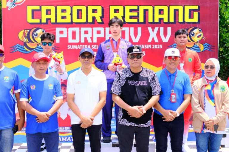 Bupati Kabupaten Muba, M. Toha, foto bersama dengan atlet renang di Porprov Sumsel Tahun 2025, hari Minggu, tanggal 19 Oktober 2025. (MUSINEWS.ID/TRI)