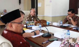 Sekretaris Daerah (Sekda) Kabupaten Musi Banyuasin (Muba), Dr. H. Apriyadi Mahmud, memimpin Rapat Pembahasan Permohonan Perpanjangan Persetujuan Kesesuaian Kegiatan Pemanfaatan Ruang (PKKPR) atas nama PT Sriwijaya Nusantara Sejahtera (SNS), di Ruang Rapat Randik, pada hari Kamis, tanggal 16 Oktober 2025. (MUSINEWS.ID/TRI RICKI)