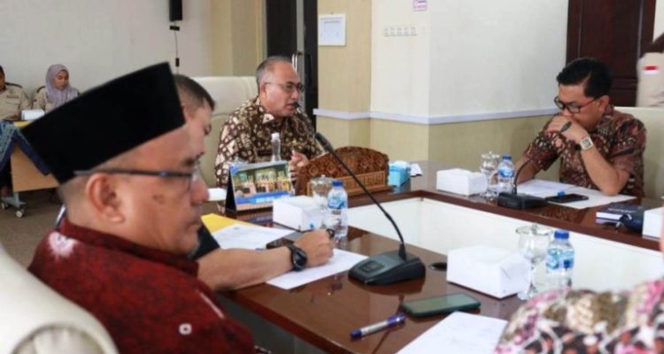 Sekretaris Daerah (Sekda) Kabupaten Musi Banyuasin (Muba), Dr. H. Apriyadi Mahmud, memimpin Rapat Pembahasan Permohonan Perpanjangan Persetujuan Kesesuaian Kegiatan Pemanfaatan Ruang (PKKPR) atas nama PT Sriwijaya Nusantara Sejahtera (SNS), di Ruang Rapat Randik, pada hari Kamis, tanggal 16 Oktober 2025. (MUSINEWS.ID/TRI RICKI)