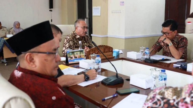 Sekretaris Daerah (Sekda) Kabupaten Musi Banyuasin (Muba), Dr. H. Apriyadi Mahmud, memimpin Rapat Pembahasan Permohonan Perpanjangan Persetujuan Kesesuaian Kegiatan Pemanfaatan Ruang (PKKPR) atas nama PT Sriwijaya Nusantara Sejahtera (SNS), di Ruang Rapat Randik, pada hari Kamis, tanggal 16 Oktober 2025. (MUSINEWS.ID/TRI RICKI)