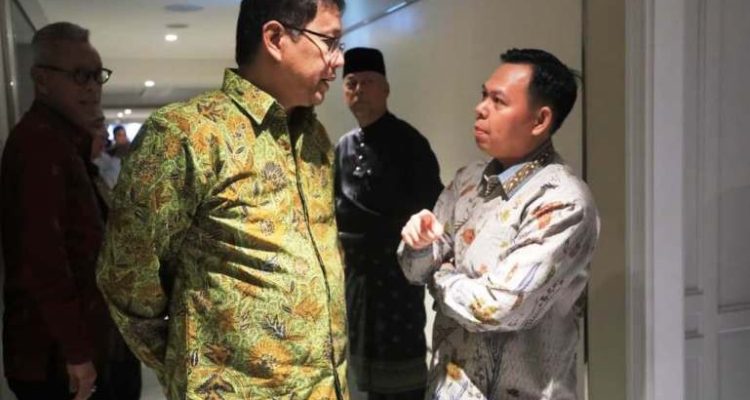 Ketua Dewan Perwakilan Daerah Republik Indonesia, Sultan Baktiar Najamudin, berdialog dengan Menteri Keuangan Republik Indonesia, Purbaya Yudhi Sadewa. (foto : dokumentasi Sultan Baktiar Najamudin)