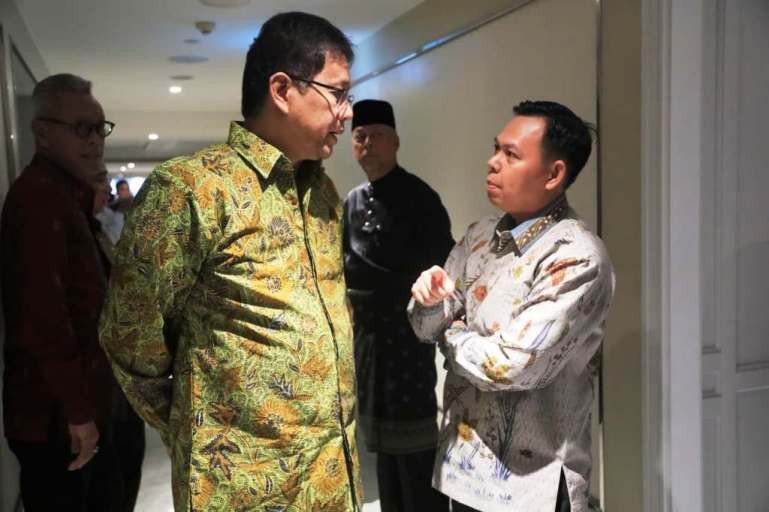 Ketua Dewan Perwakilan Daerah Republik Indonesia, Sultan Baktiar Najamudin, berdialog dengan Menteri Keuangan Republik Indonesia, Purbaya Yudhi Sadewa. (foto : dokumentasi Sultan Baktiar Najamudin)