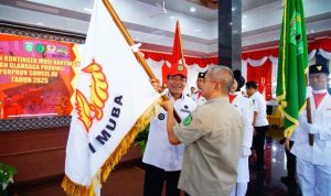 Bupati Kabupaten Musi Banyuasin (Muba), M. Toha, bersama Wakil Bupati, Rohman, secara resmi mengukuhkan dan melepas Kontingen Kabupaten Muba yang akan berlaga pada Pekan Olahraga Provinsi (Porprov) Sumatera Selatan (Sumsel) ke-15 tahun 2025. (BEKISARMEDIA.ID/SIKUMBANG)