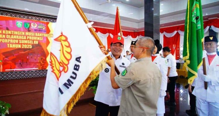 Bupati Kabupaten Musi Banyuasin (Muba), M. Toha, bersama Wakil Bupati, Rohman, secara resmi mengukuhkan dan melepas Kontingen Kabupaten Muba yang akan berlaga pada Pekan Olahraga Provinsi (Porprov) Sumatera Selatan (Sumsel) ke-15 tahun 2025. (MUSINEWS.ID/TRI)