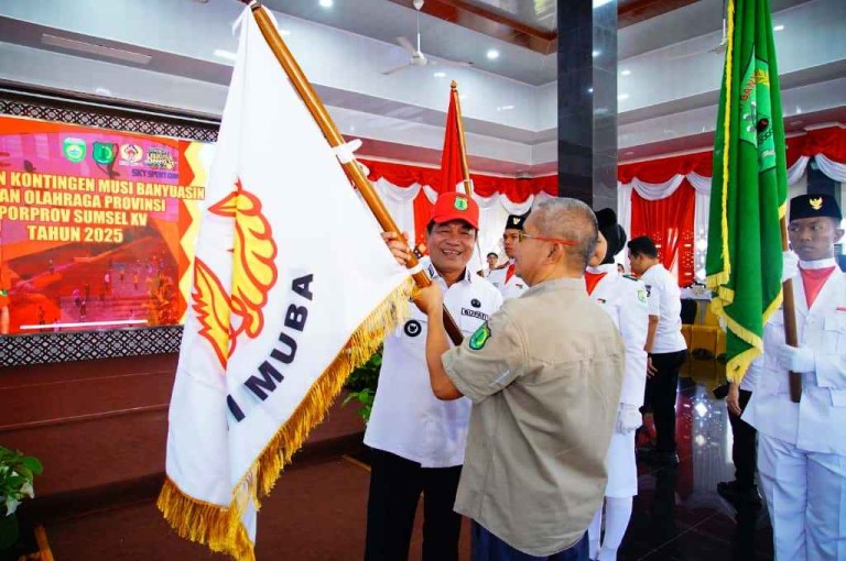 Bupati Kabupaten Musi Banyuasin (Muba), M. Toha, bersama Wakil Bupati, Rohman, secara resmi mengukuhkan dan melepas Kontingen Kabupaten Muba yang akan berlaga pada Pekan Olahraga Provinsi (Porprov) Sumatera Selatan (Sumsel) ke-15 tahun 2025. (MUSINEWS.ID/TRI)