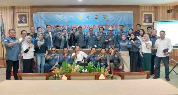 Peserta Rakerda DPD PJS Sumsel foto bersama setelah kegiatan. (foto : *musinews.id/try*)