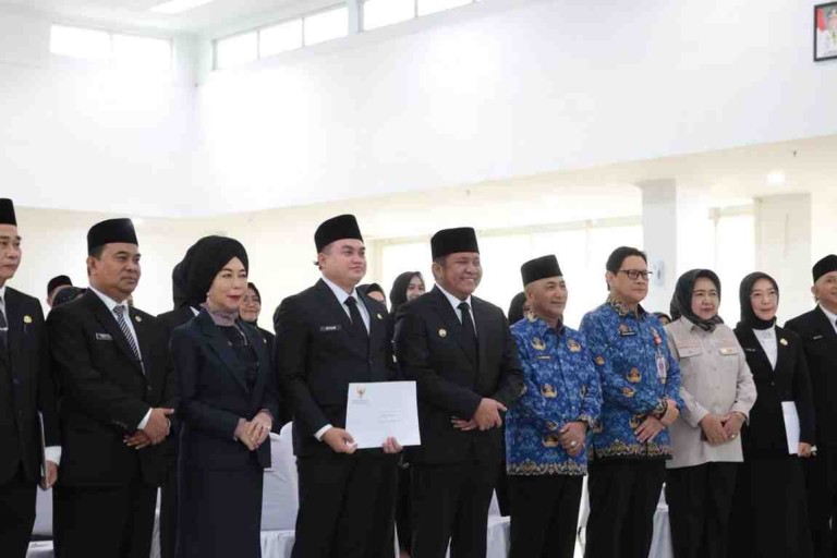 H. Herman Deru meresmikan peningkatan tipologi RSUD Siti Fatimah menjadi Rumah Sakit Umum Daerah Tipe A dan juga Pelantikan Pejabat Struktural di RSUD Siti Fatimah dalam acara yang digelar di Aula RSUD Siti Fatimah, Senin (17/11/2025).