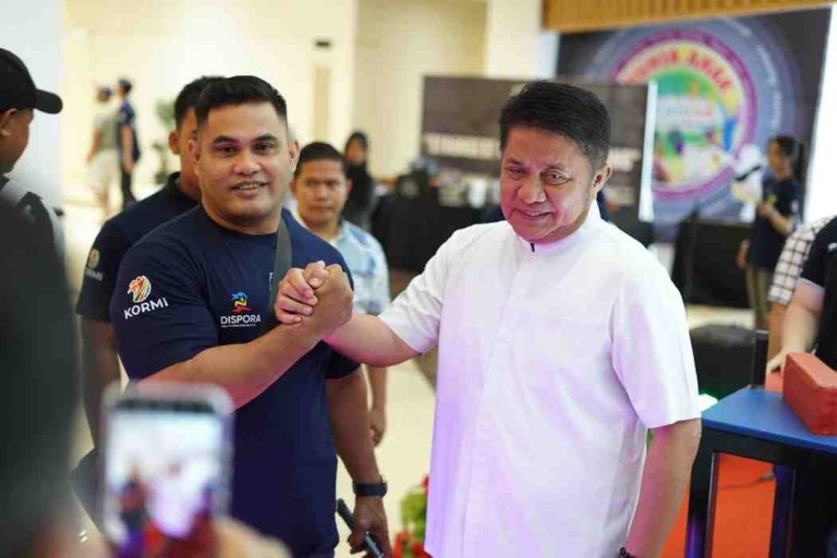 H. Herman Deru secara resmi membuka Acara Arm Wrestling ( Gulat Tangan) atau yang lebih dikenal dengan Panco Tahun 2025 memperebutkan Piala Gubernur Sumsel yang digelar di Mall Transmart Palembang, Minggu (16/11/2025).