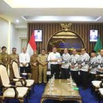 H. Herman Deru menyarankan agar peringatan Hari Guru Nasional (HGN) dan Hari Ulang Tahun Persatuan Guru Republik Indonesia (HUT PGRI) dapat dilaksanakan secara serentak. Hal tersebut disampaikannya saat menerima audiensi Ketua PGRI Sumsel beserta jajaran di Ruang Tamu Gubernur Sumsel (Selasa, 11/11/2025).