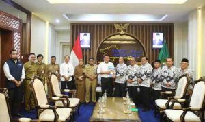 H. Herman Deru menyarankan agar peringatan Hari Guru Nasional (HGN) dan Hari Ulang Tahun Persatuan Guru Republik Indonesia (HUT PGRI) dapat dilaksanakan secara serentak. Hal tersebut disampaikannya saat menerima audiensi Ketua PGRI Sumsel beserta jajaran di Ruang Tamu Gubernur Sumsel (Selasa, 11/11/2025).